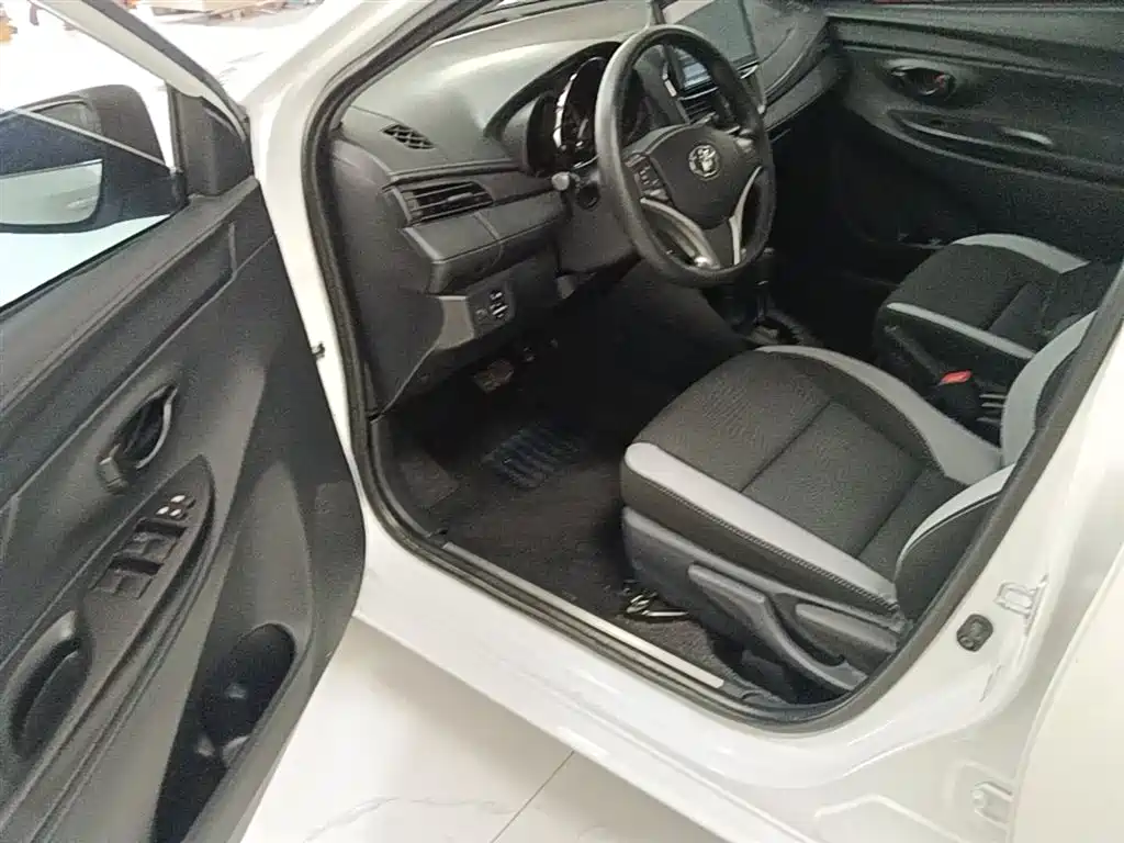 Toyota Yaris L 2022 — фото 16