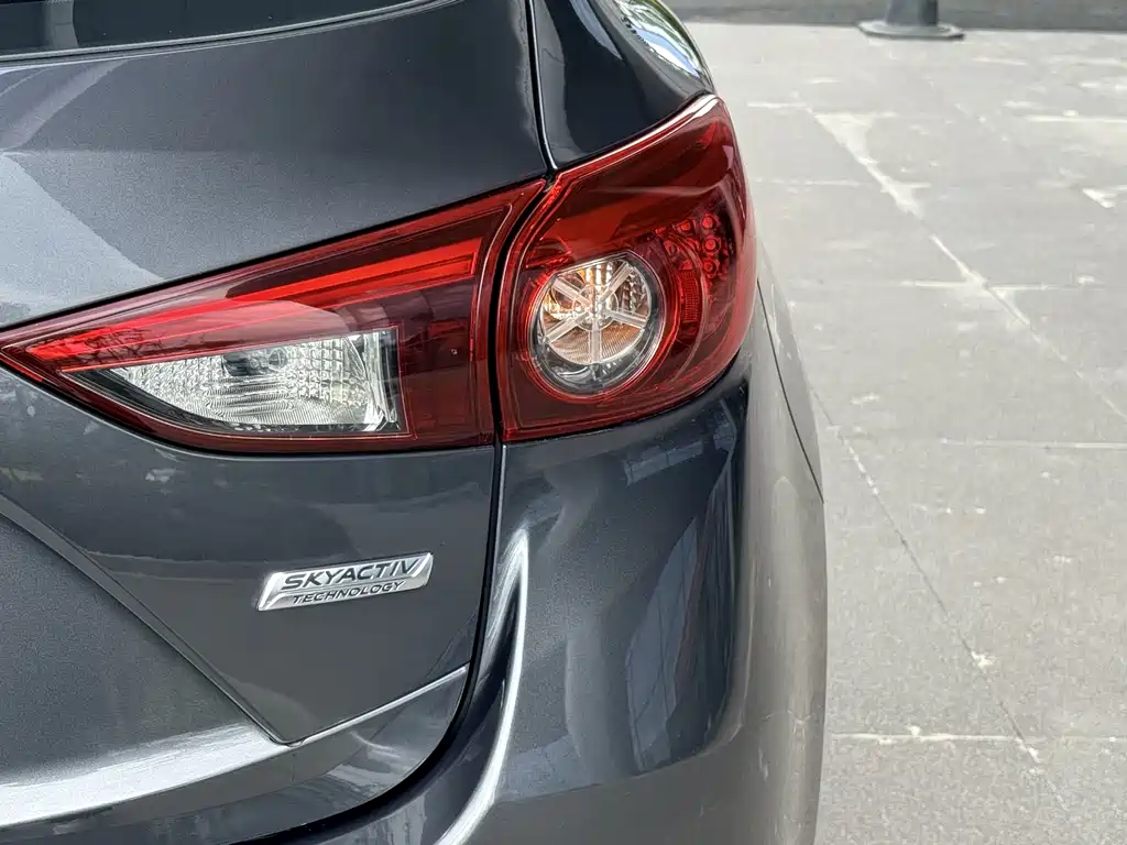Mazda 3 Axela 2018 — фото 10