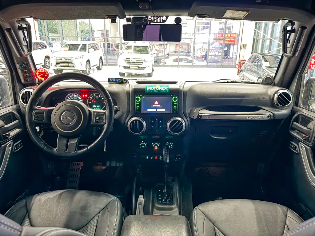 Jeep Wrangler 2015 — фото 18