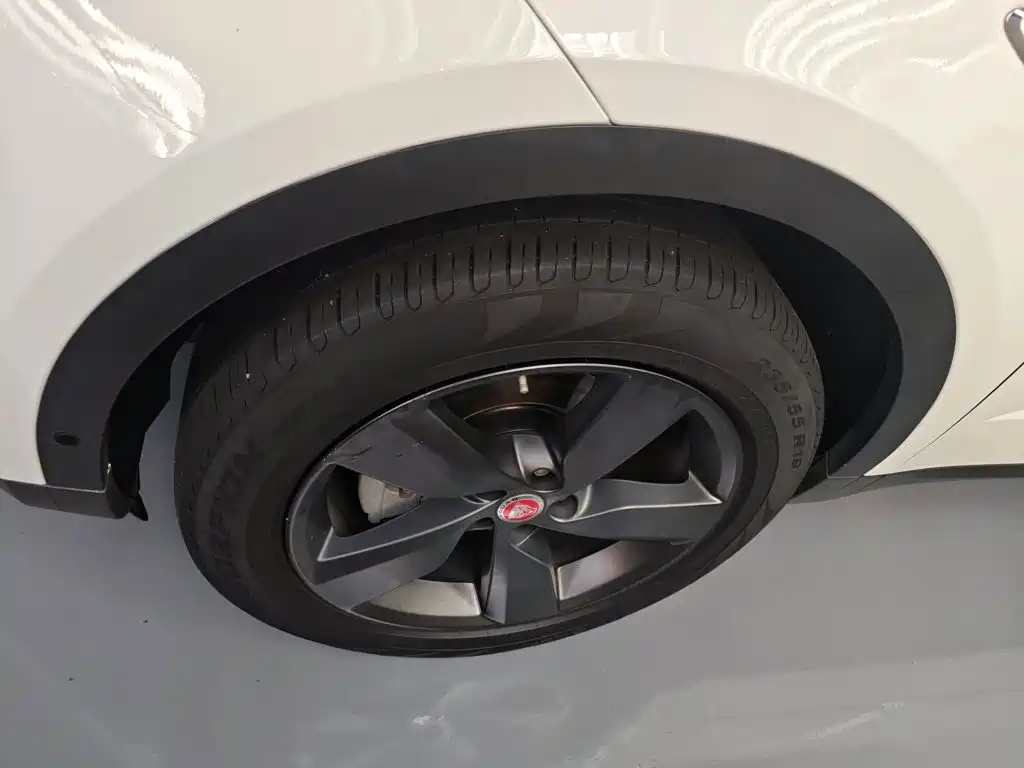 Jaguar E-PACE 2018 — фото 25