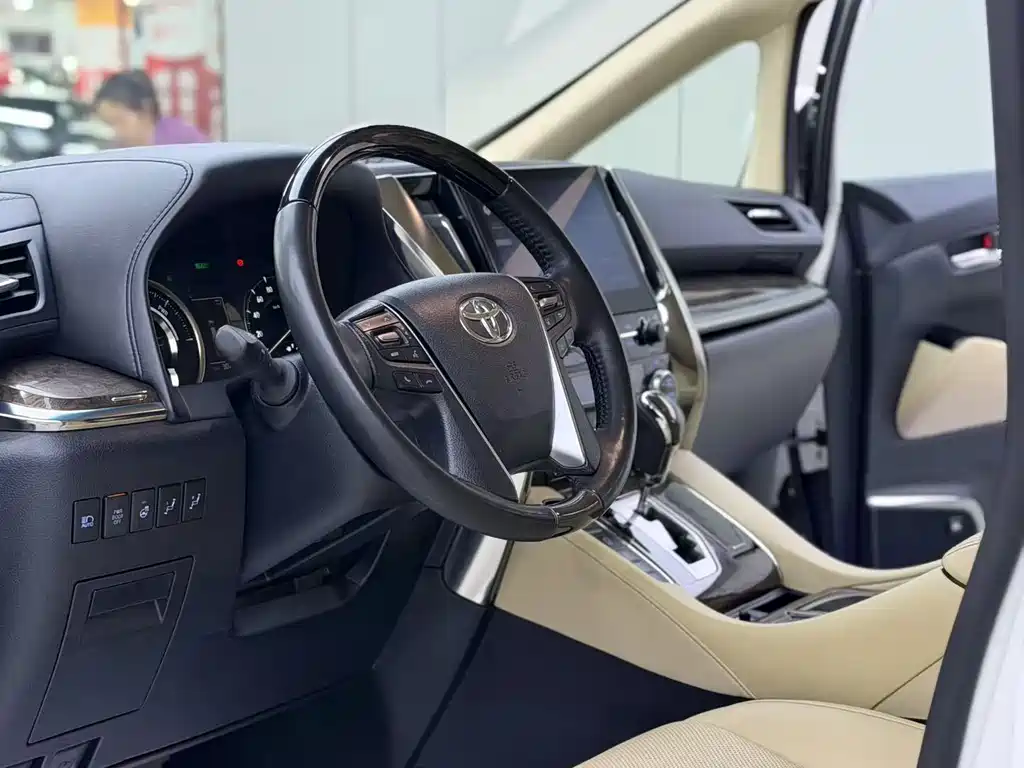 Toyota Alphard 2023 — фото 7