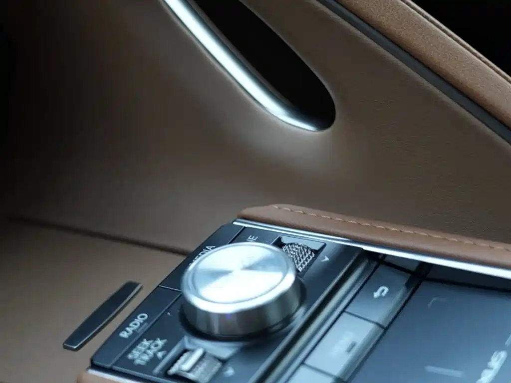 Lexus LC 2018 — фото 14
