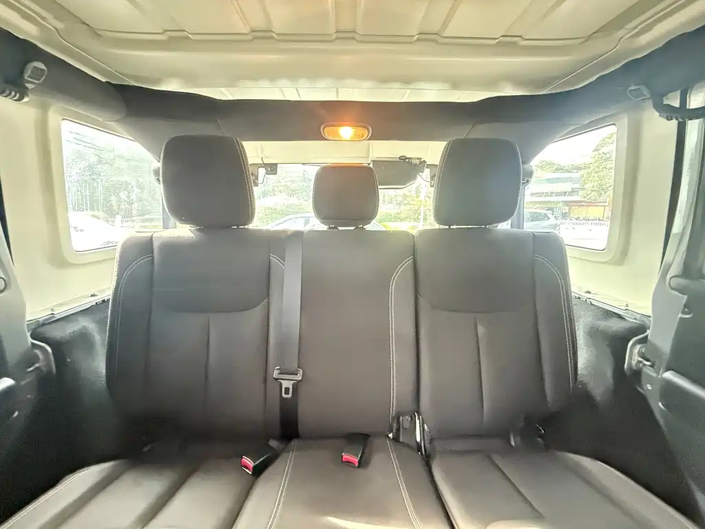 Jeep Wrangler 2016 — фото 12