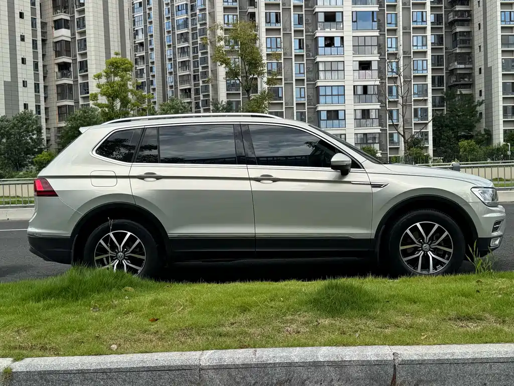 Volkswagen Tiguan L 2018 — фото 16