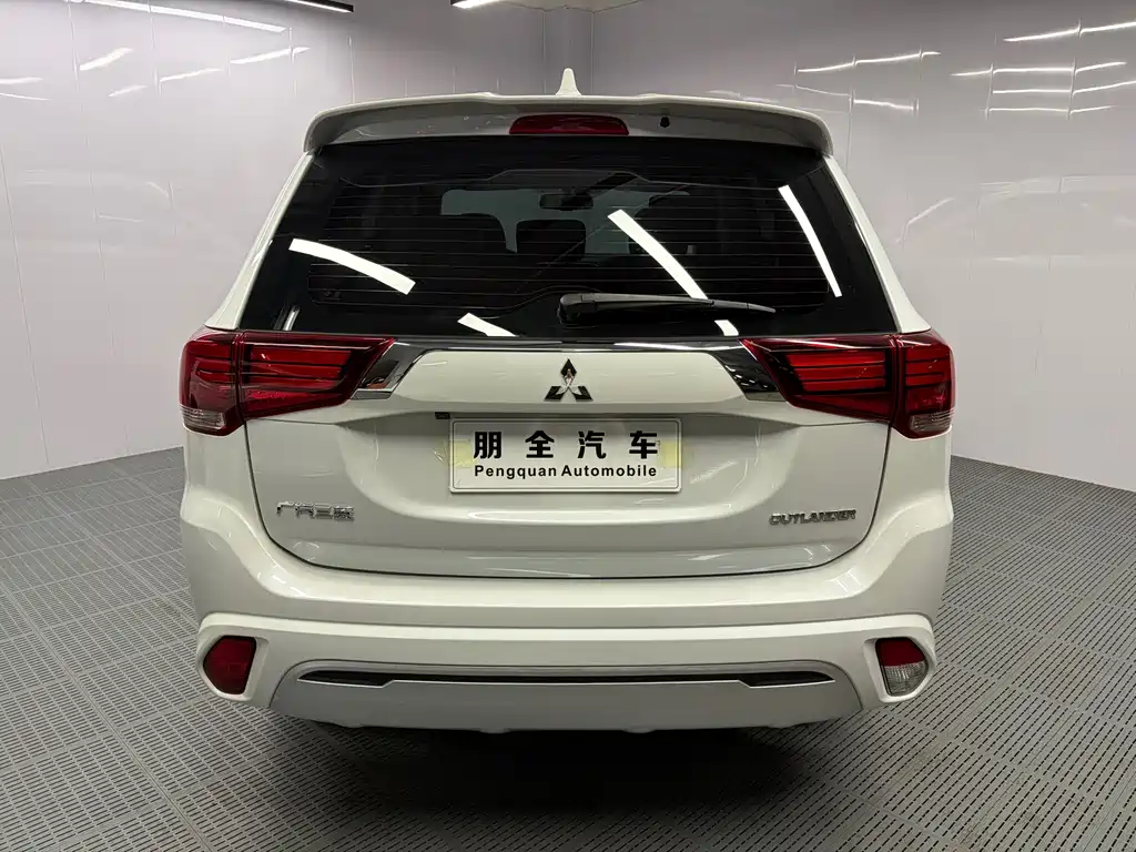 Mitsubishi Outlander 2023 — фото 18
