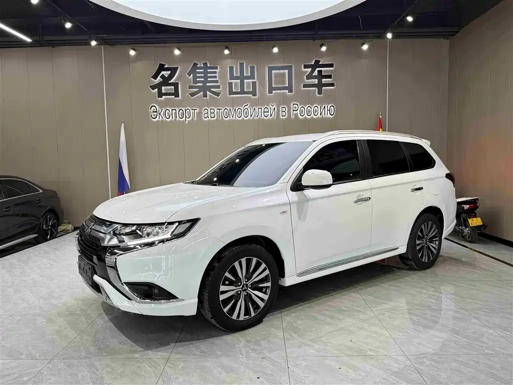 Mitsubishi Outlander 2022 — фото 1