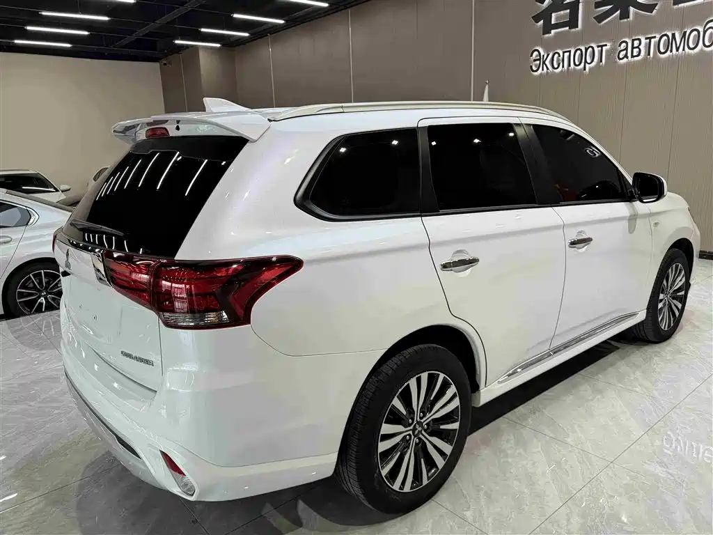 Mitsubishi Outlander 2022 — фото 4