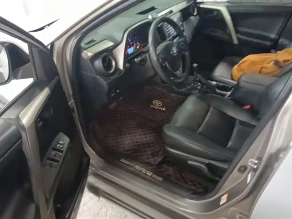 Toyota RAV4 2016 — фото 16