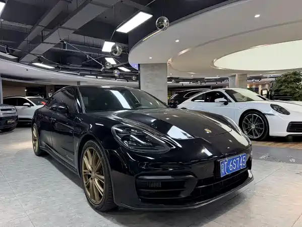 Porsche Panamera 2021