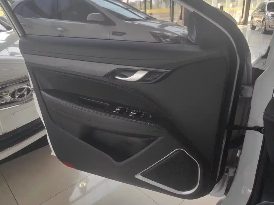 Geely Emgrand 2021