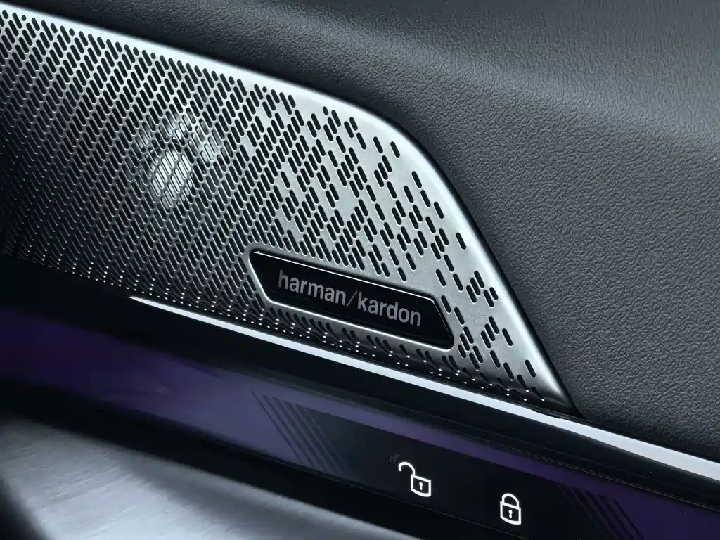 BMW 5 Series 2025 — фото 11
