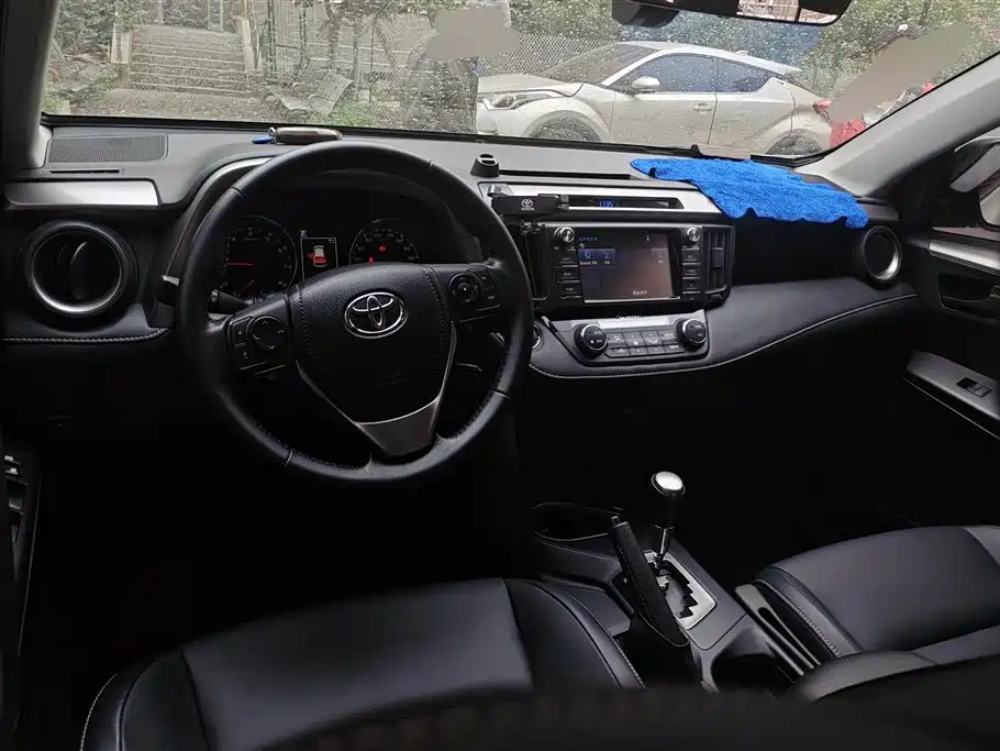 Toyota RAV4 2019 — фото 12