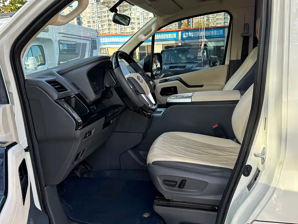 Toyota Hiace 2023 — фото 7
