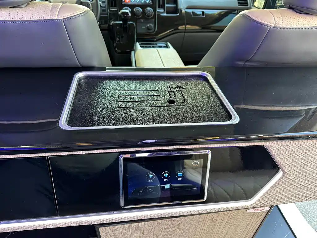 Toyota Hiace 2023 — фото 17