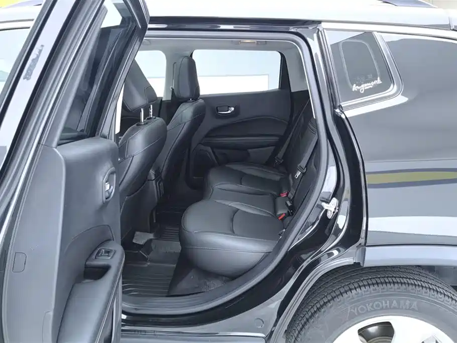 Jeep Compass 2018 — фото 11