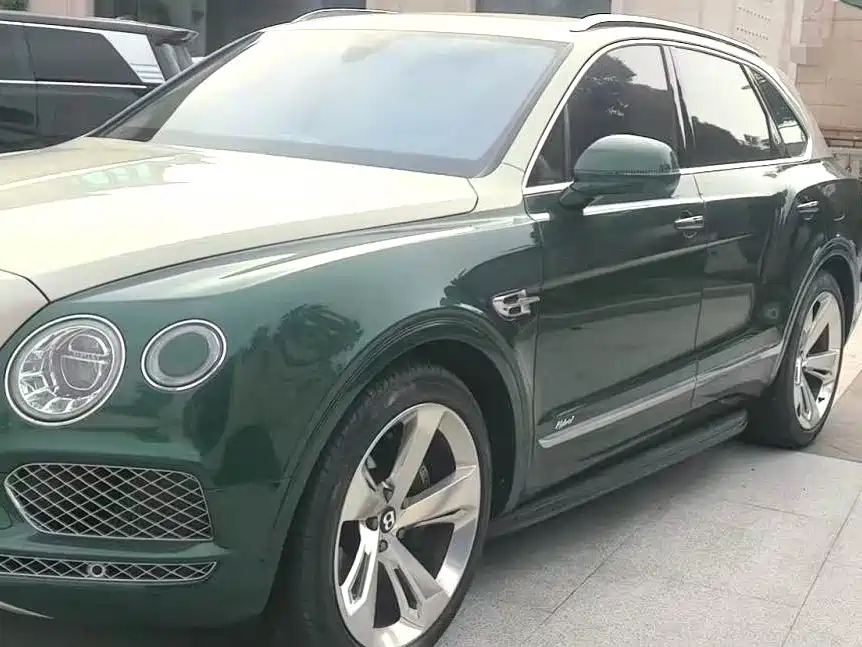 Bentley Bentayga Plug-In Hybrid 2022 — фото 2