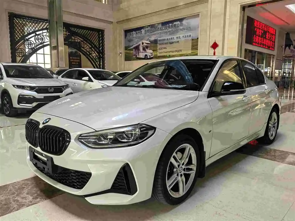 BMW 1 Series 2022 — фото 1