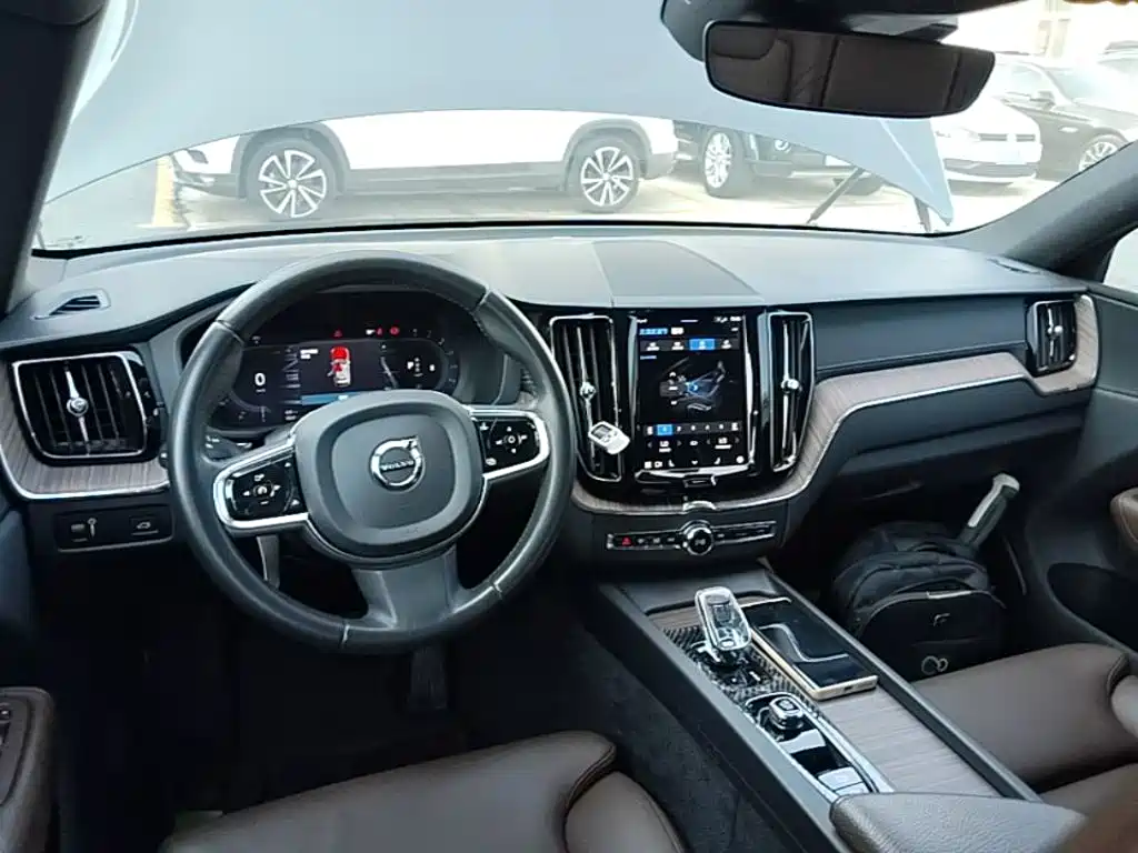 Volvo XC60 2022 — фото 10