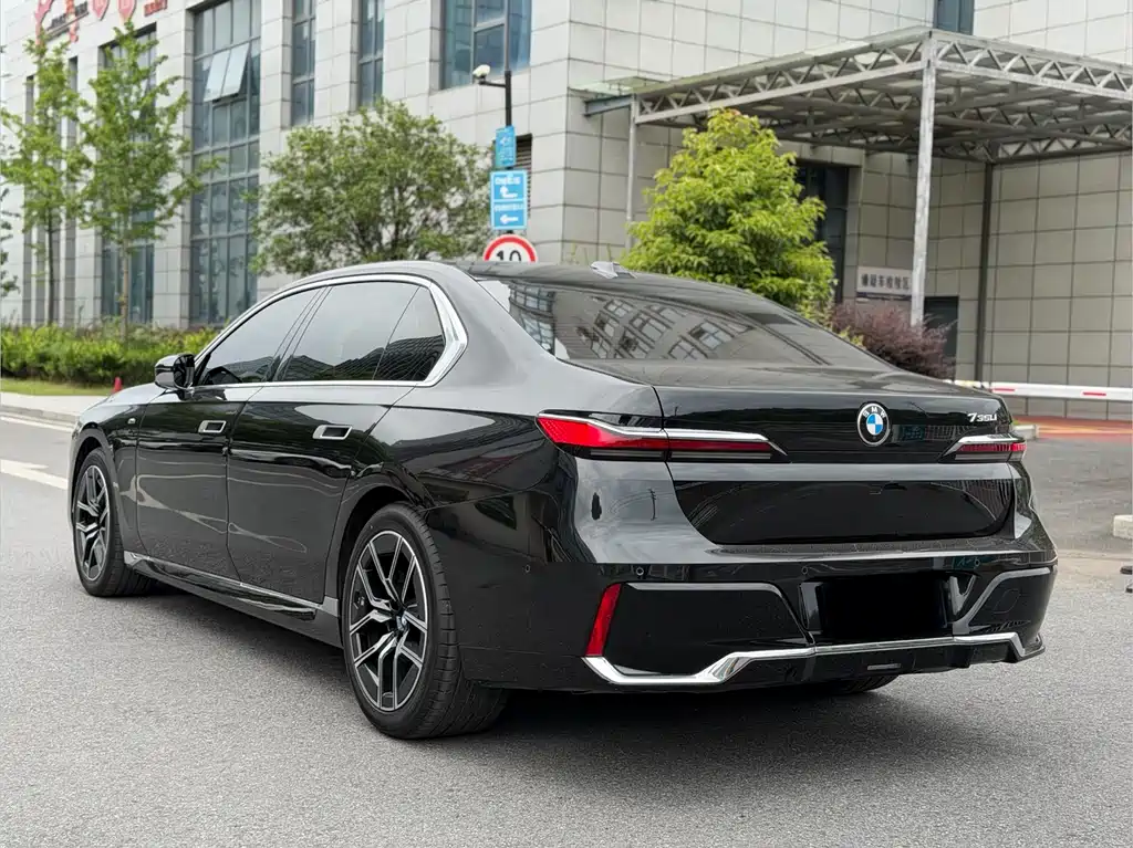BMW 7 Series 2025 — фото 13