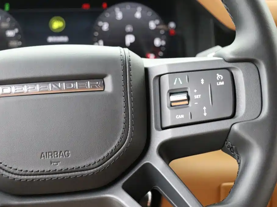 Land Rover Defender 2024 — фото 17