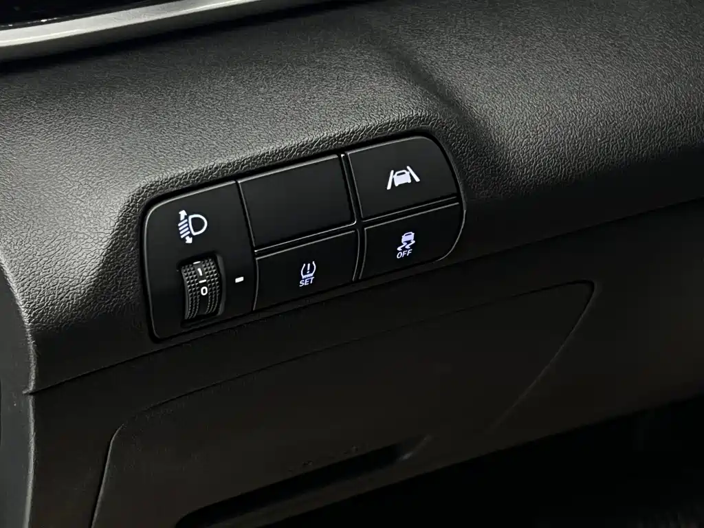 Hyundai Elantra 2023 — фото 8