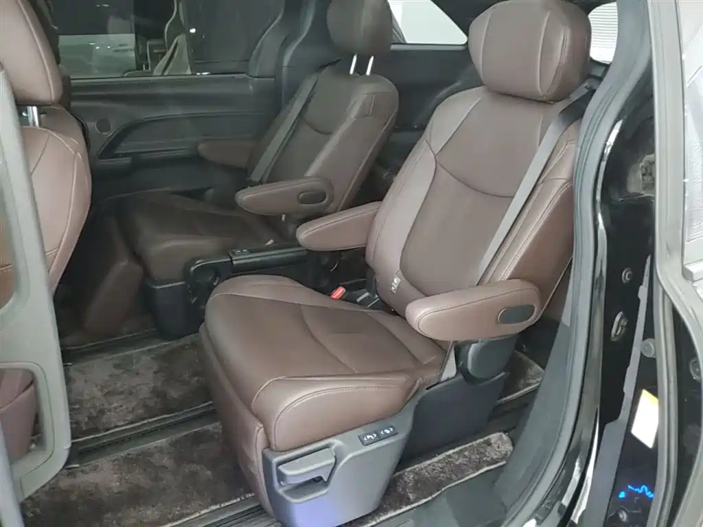Toyota Sienna 2022 — фото 17