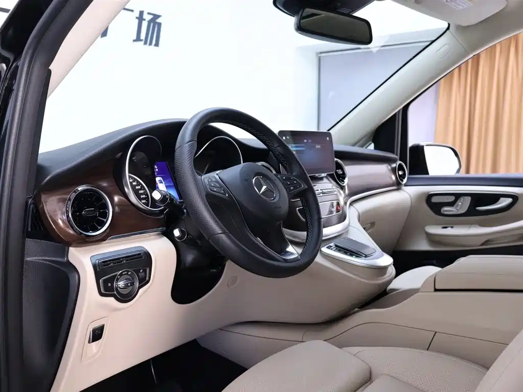 Mercedes-Benz V-Class 2024 — фото 11