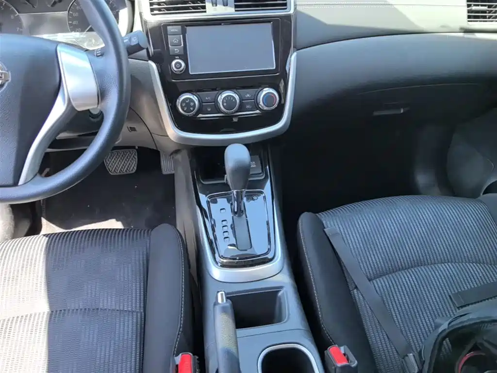 Nissan Tiida 2017 — фото 14