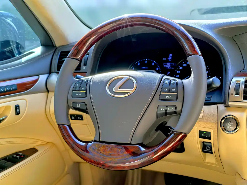 Lexus LS 2015 — фото 10