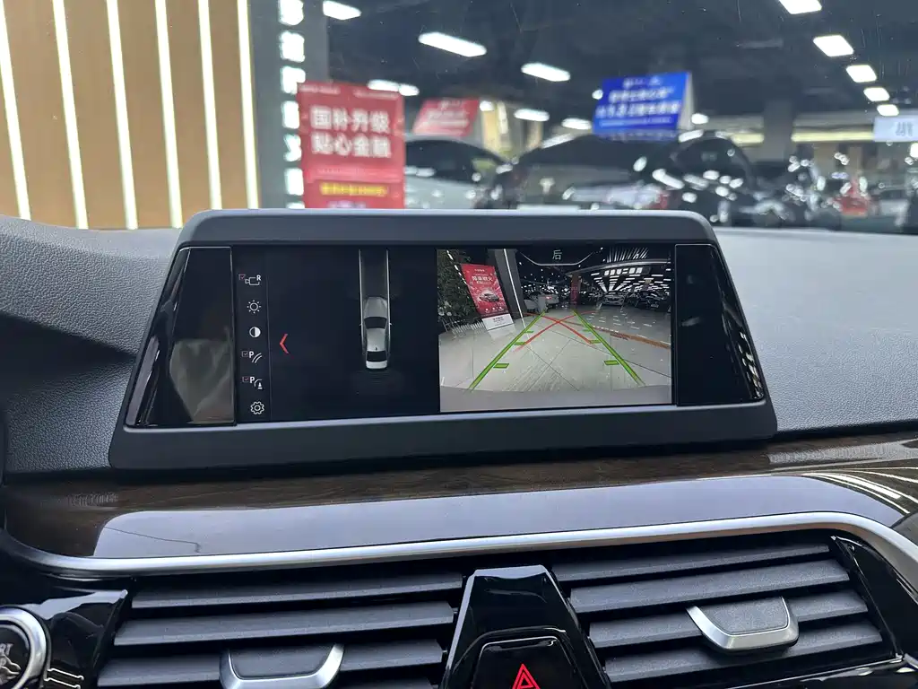 BMW 5 Series 2018 — фото 19