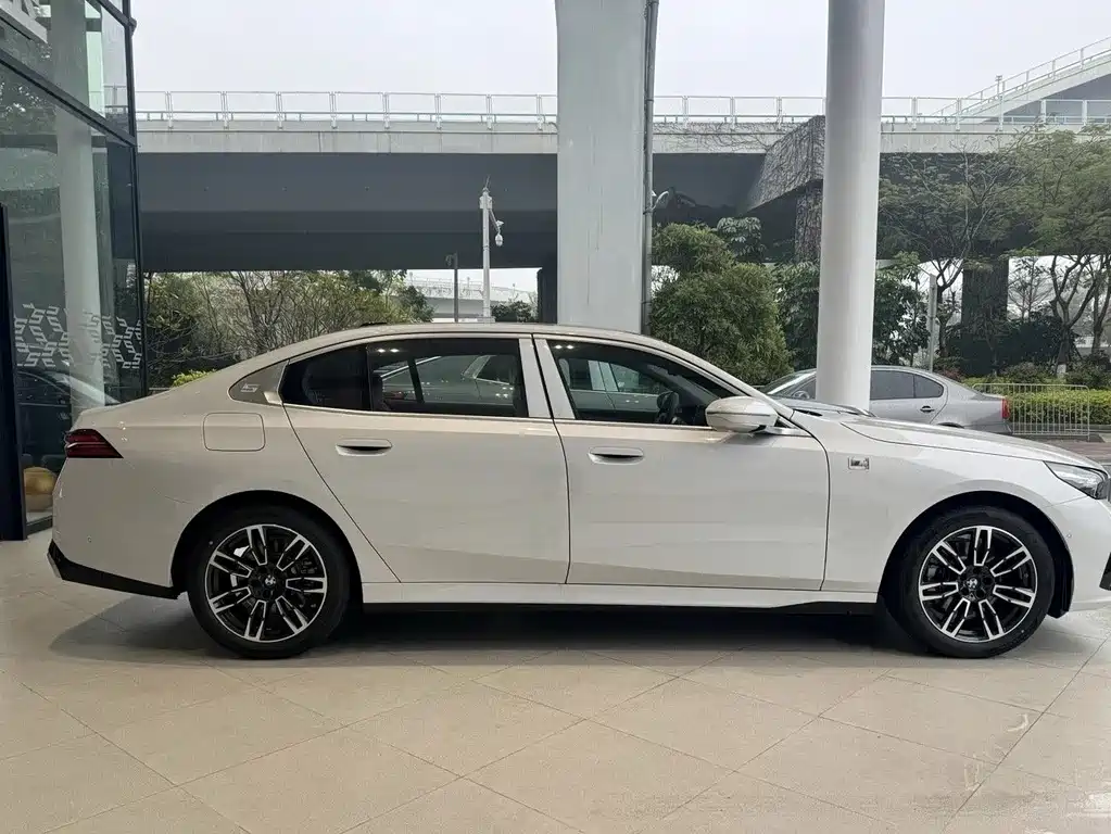 BMW 5 Series 2025