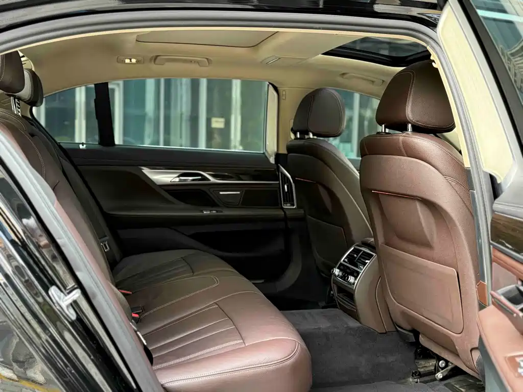 BMW 7 Series 2017 — фото 9