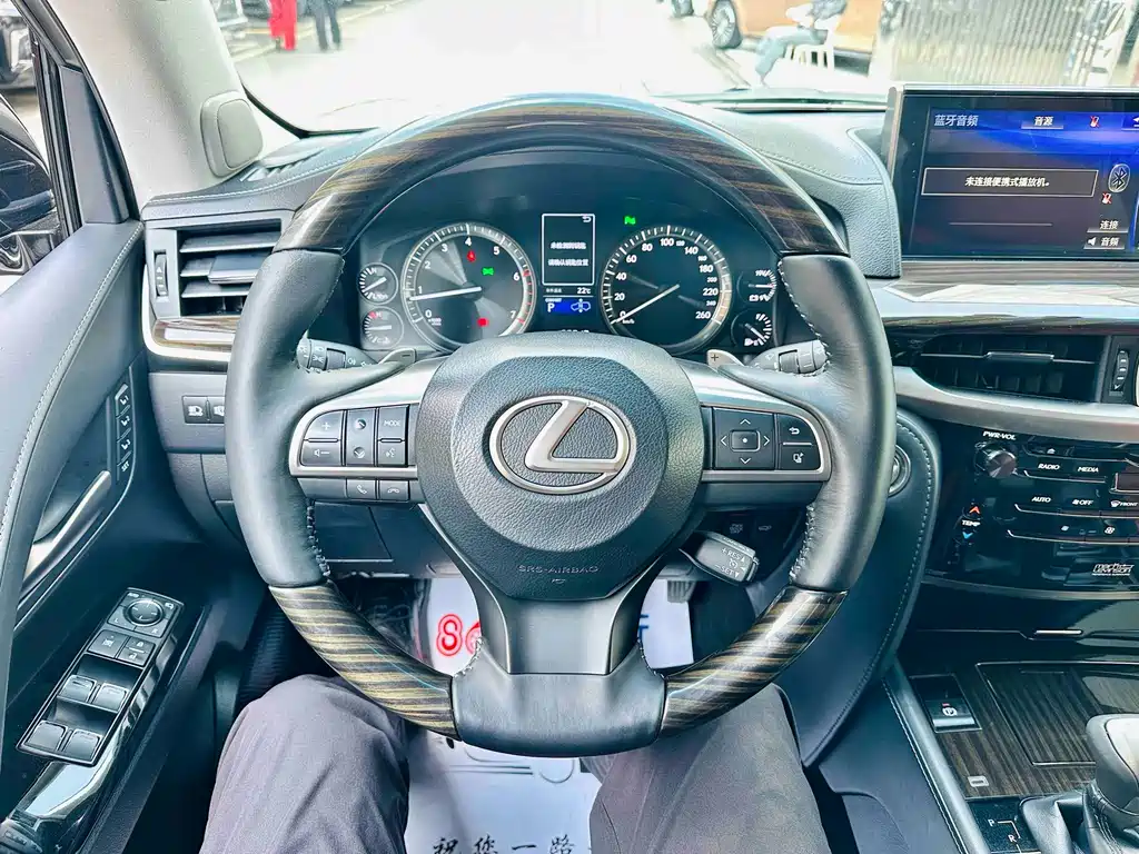 Lexus LX 2018 — фото 9