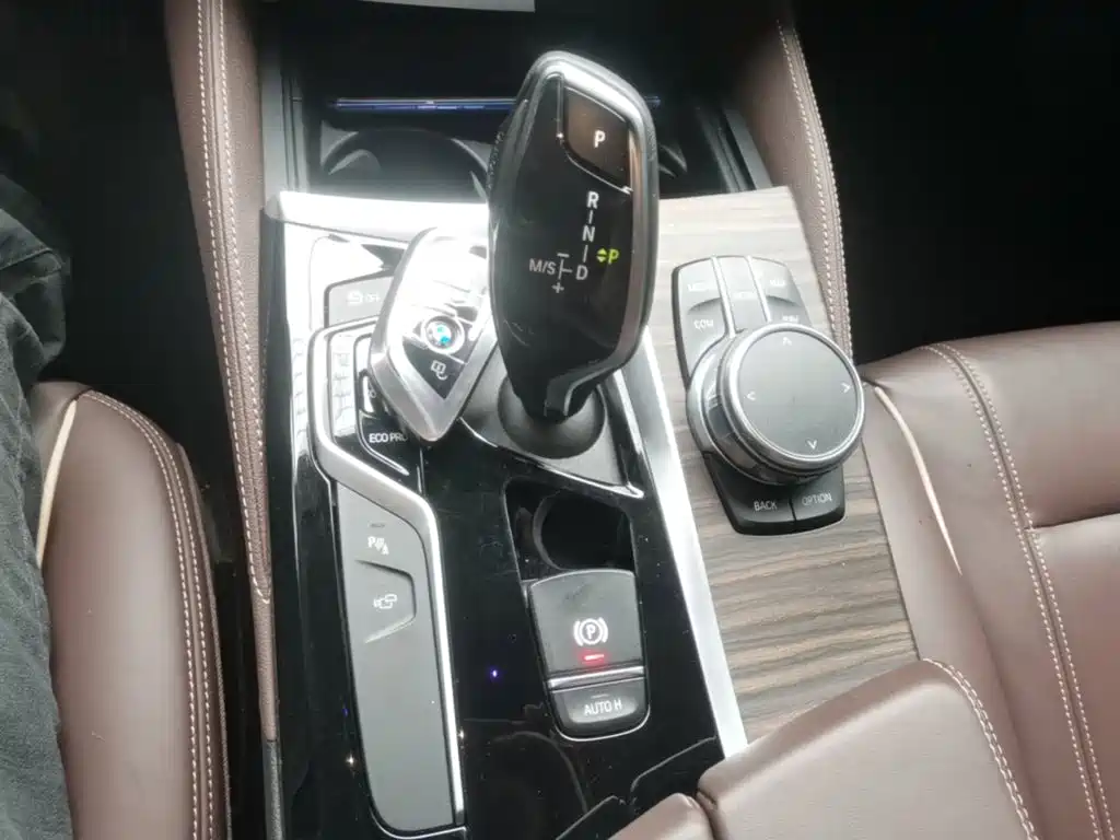 BMW 5 Series 2019 — фото 14