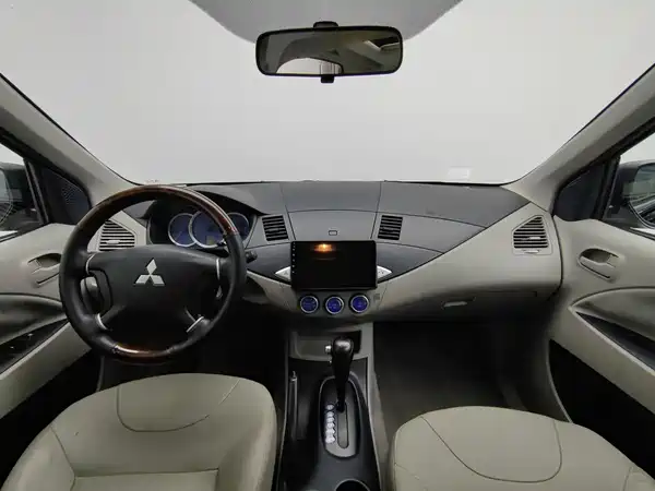 Mitsubishi Junge 2014