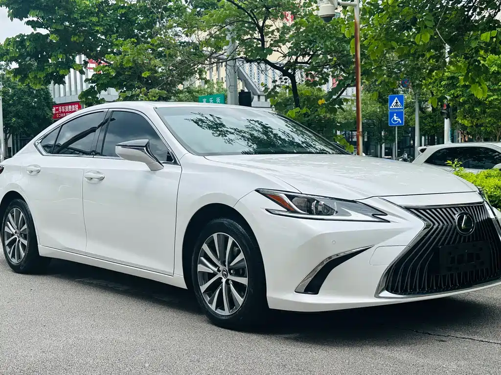Lexus ES 2021
