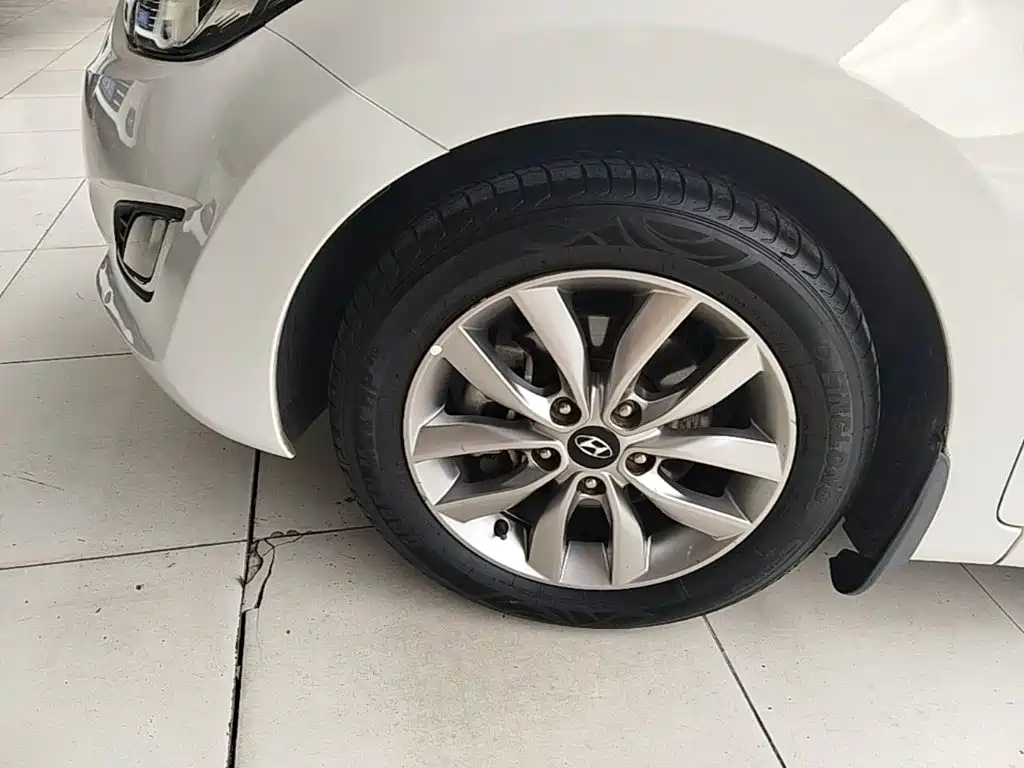 Hyundai Elantra 2016 — фото 23