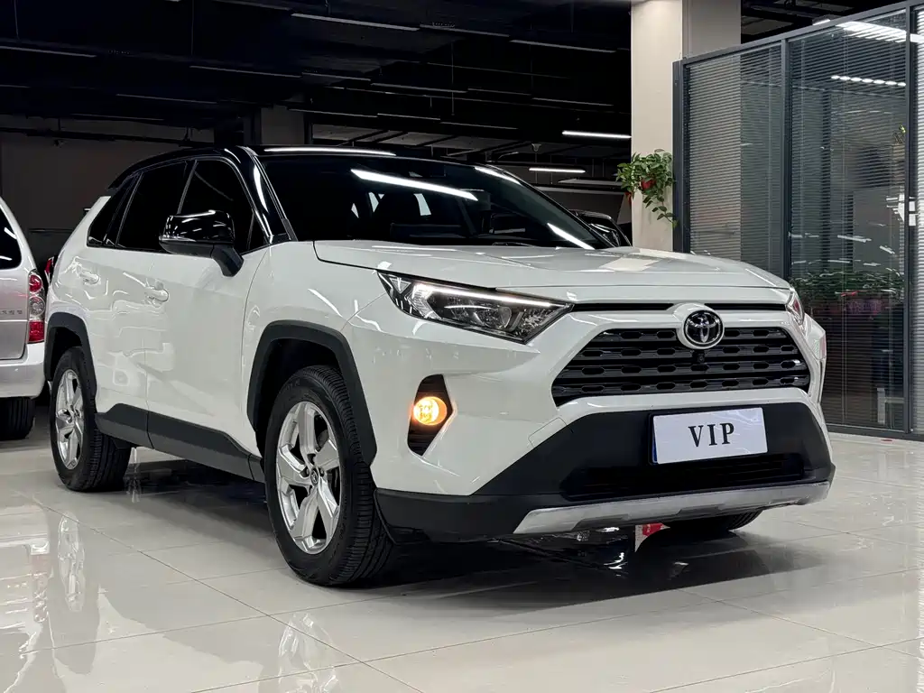 Toyota RAV4 2021 — фото 3