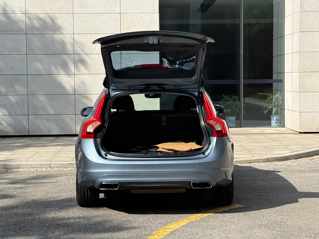 Volvo V60 2017 — фото 17