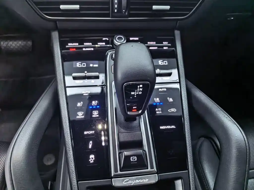 Porsche Cayenne 2020 — фото 16