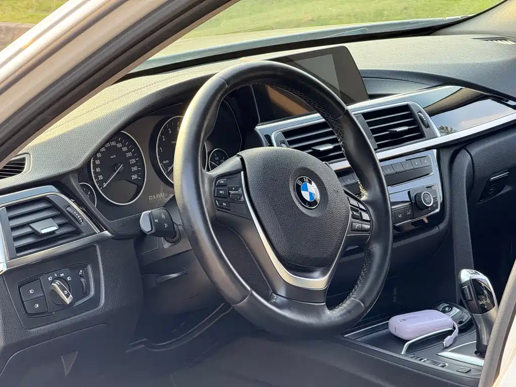 BMW 3 Series 2018 — фото 9