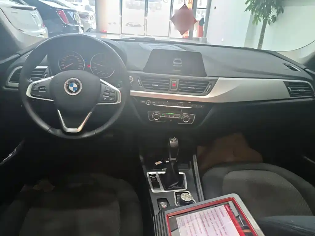 BMW 1 Series 2017 — фото 10