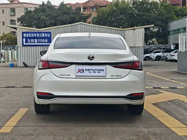Lexus ES 2023