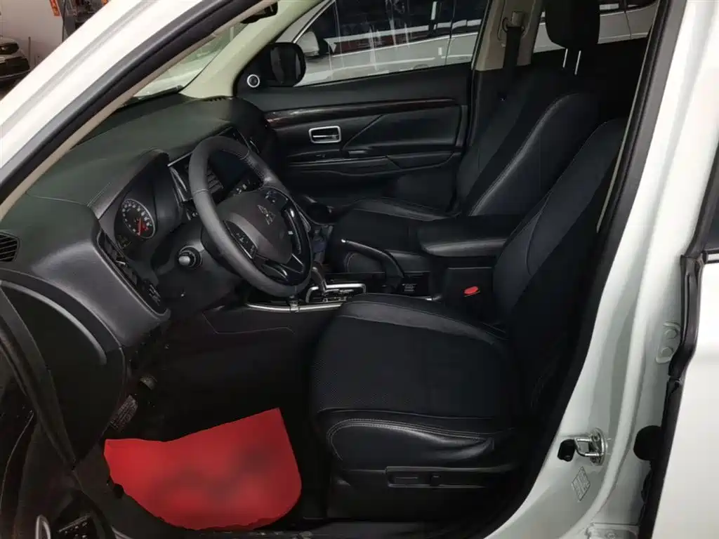 Mitsubishi Outlander 2018 — фото 11