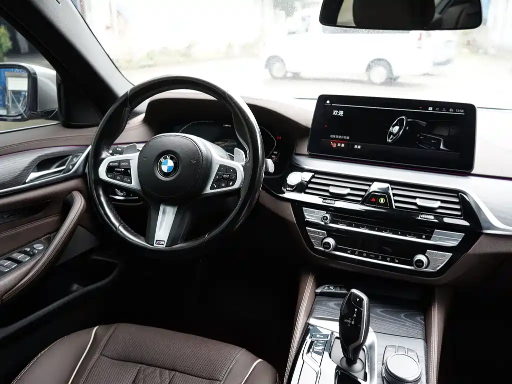 BMW 5 Series 2021 — фото 10