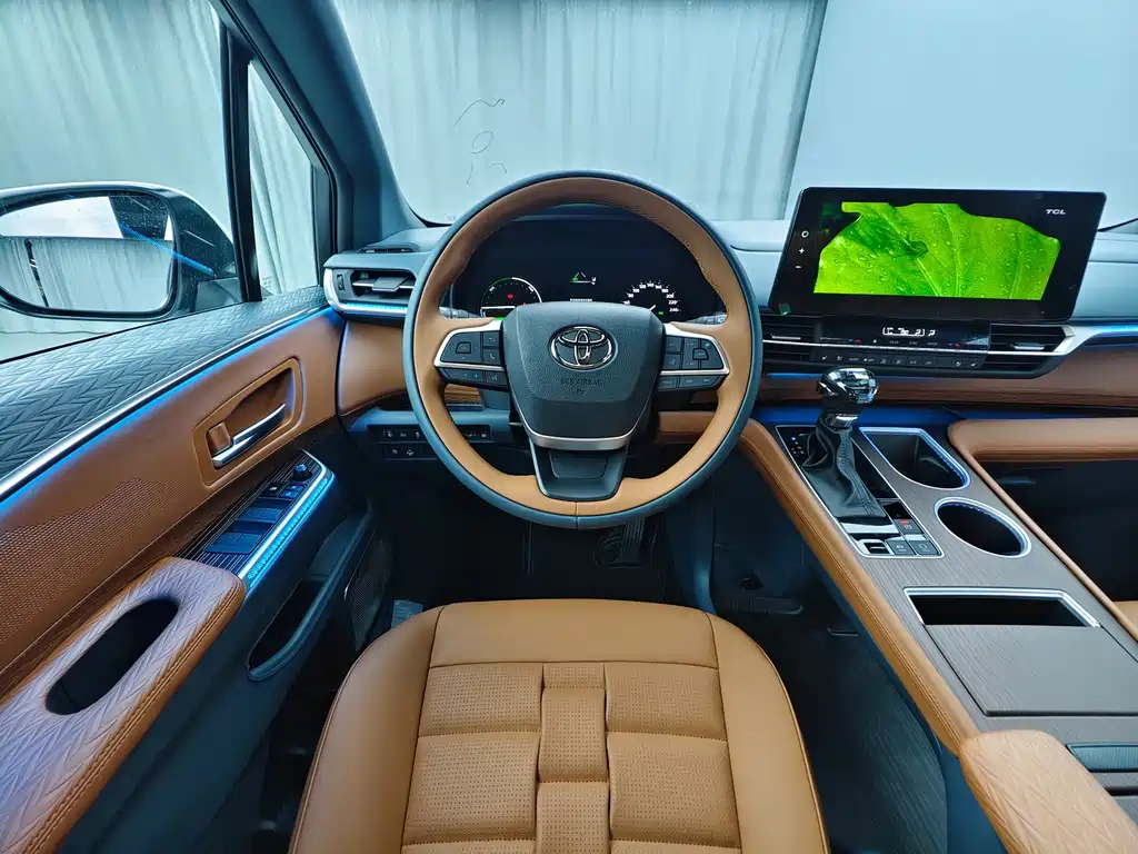 Toyota Granvia — фото 15