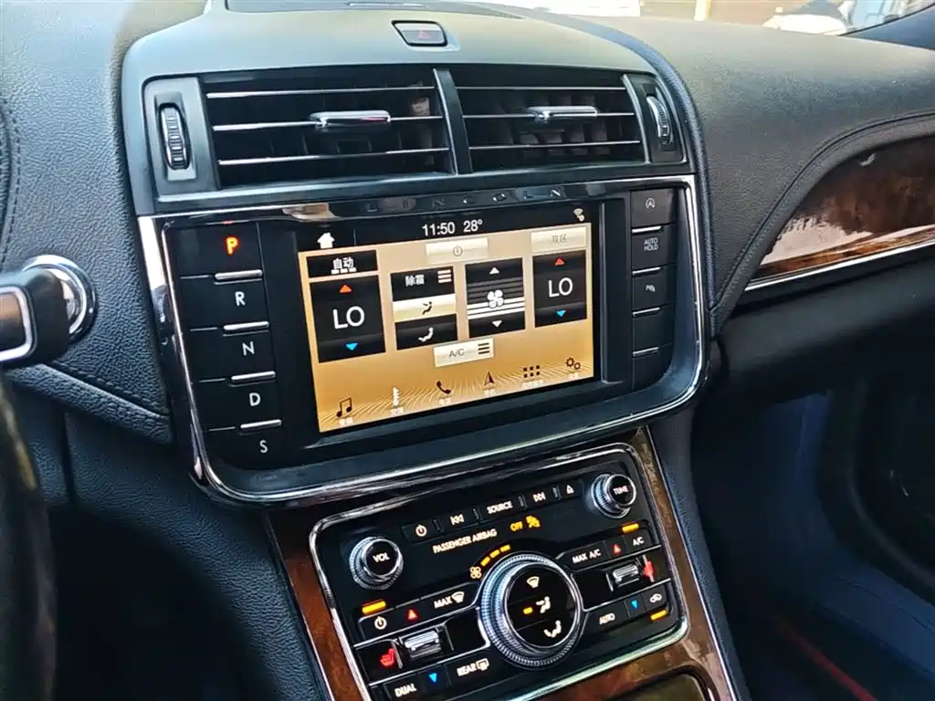 Lincoln Continental 2018 — фото 13