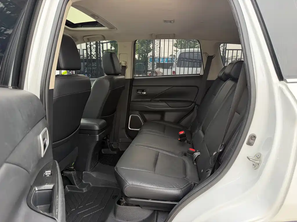 Mitsubishi Outlander 2018 — фото 15