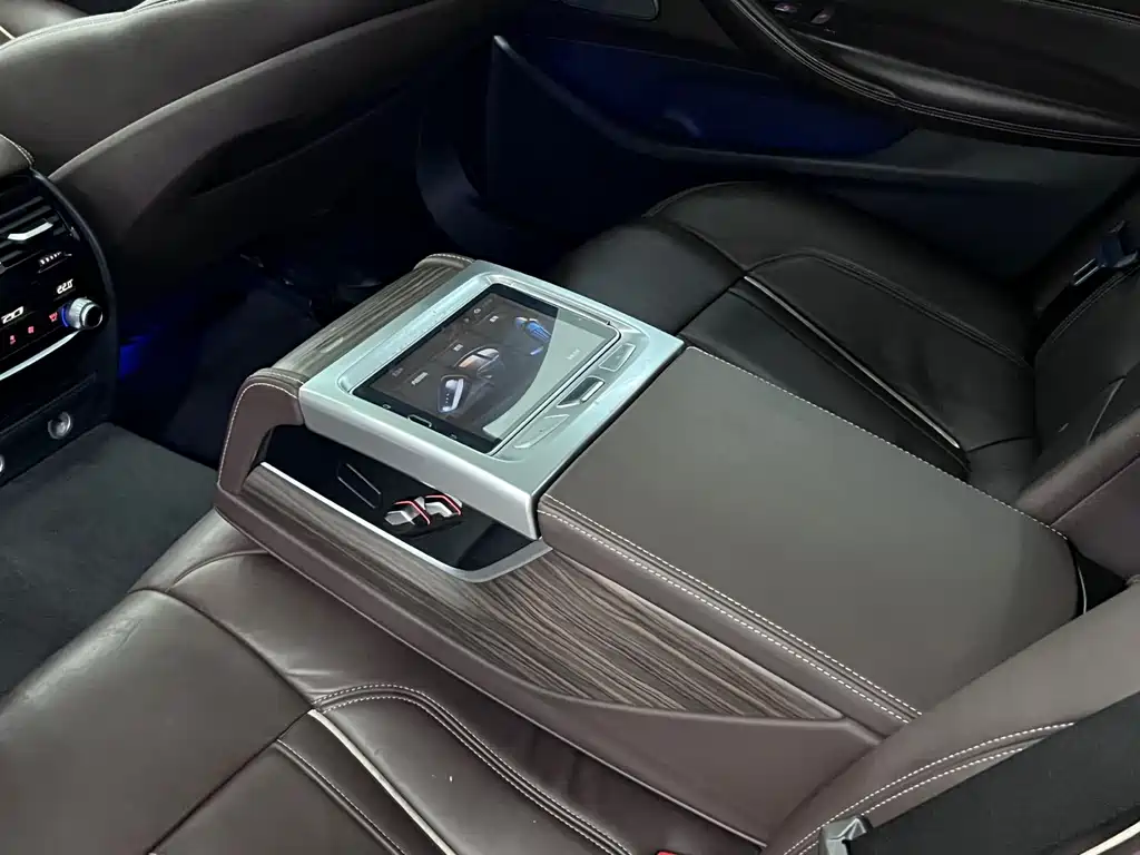 BMW 5 Series 2019 — фото 18