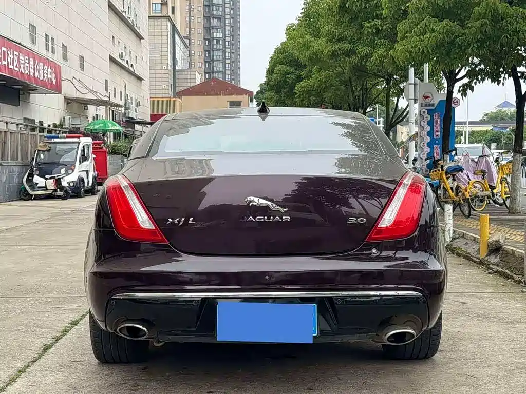Jaguar XJ 2018 — фото 15